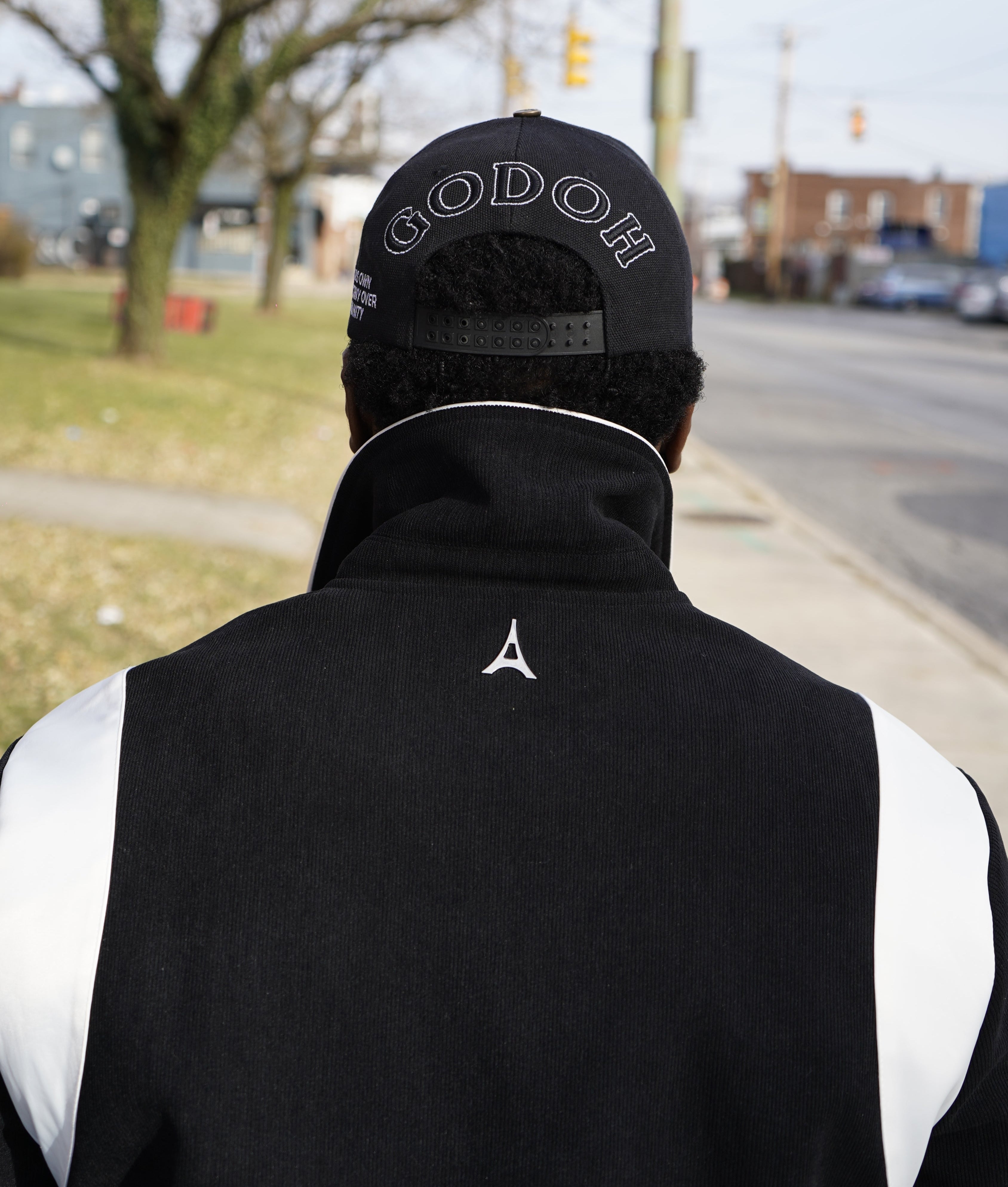 CARBON BLACK SNAPBACK HAT